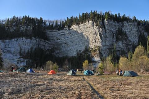 Палатки напротив скал