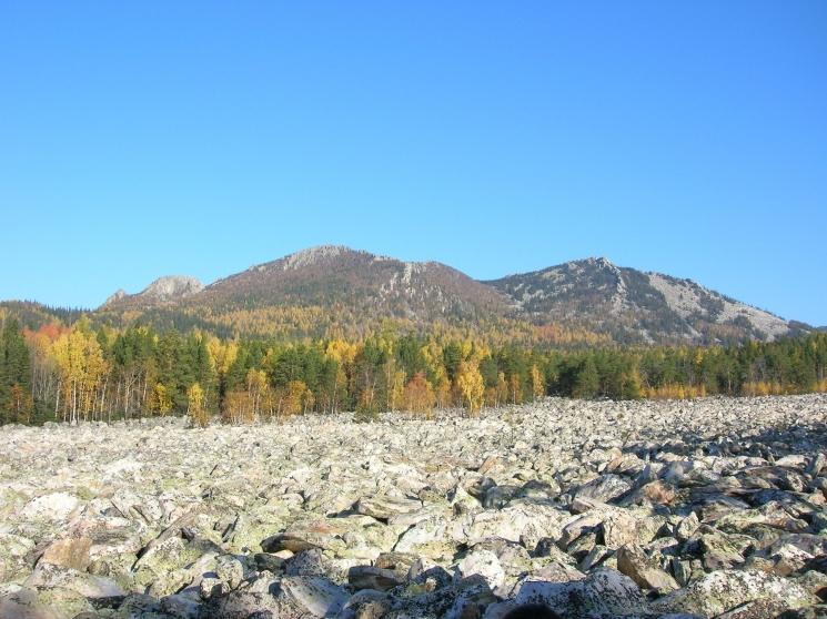 Каменная река и Двуглавая сопка, хребет Таганай на Южном Урале