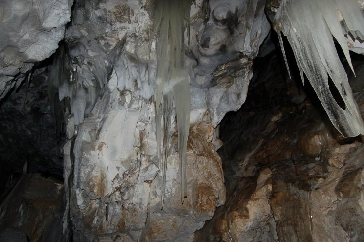 Ледяные сталактиты в пещере Дружба, Природный парк "Оленьи ручьи