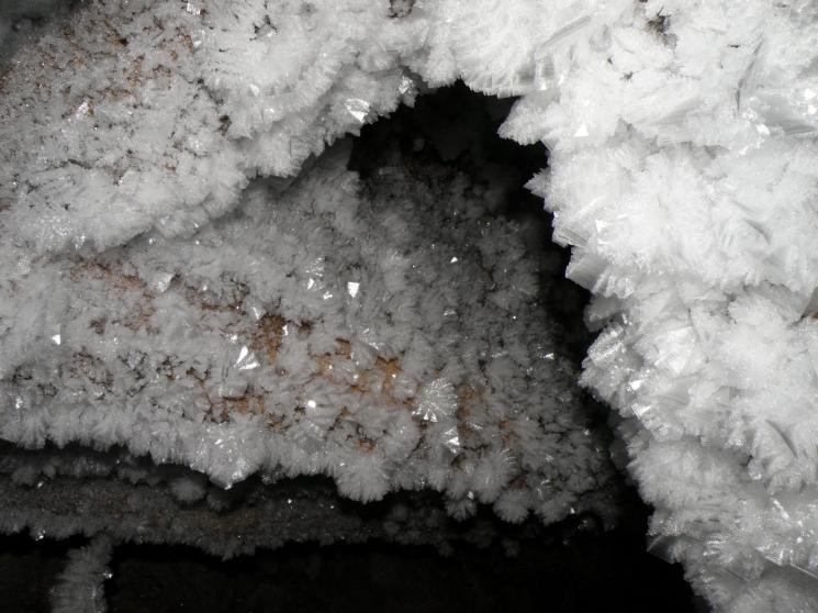 Снежные кристаллы в пещере Провала горы Орловой на Среднем Урале