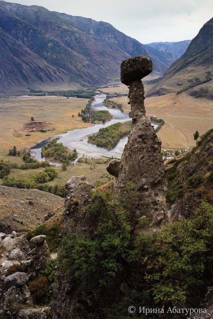 Каменные грибы на фоне реки Чулышман