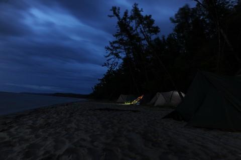 Палатки на берегу Байкала: