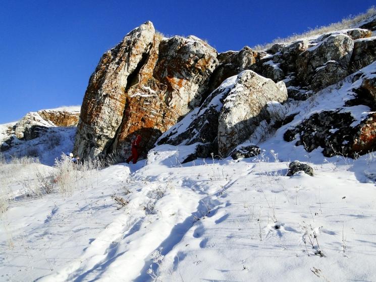 Скалы с Новоуткинской пещерой