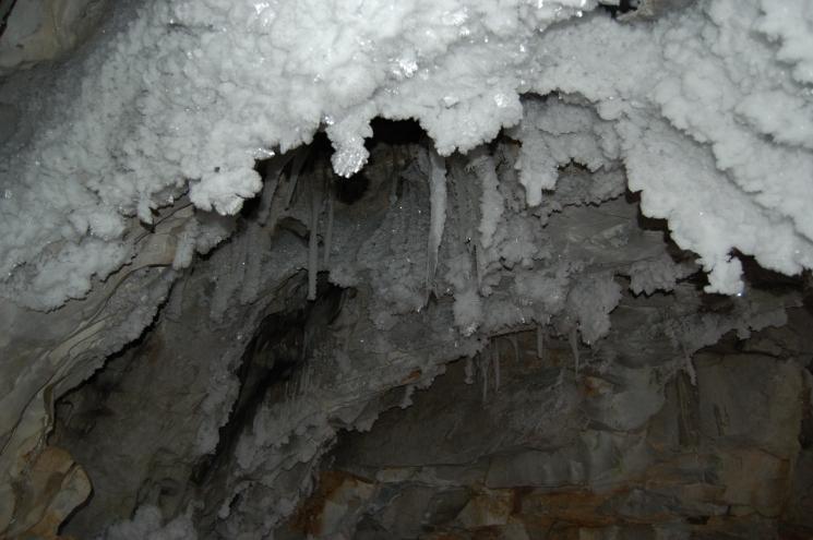 Ледяные кристаллы у входа в пещеру Дружба, Природный парк "Оленьи ручьи"
