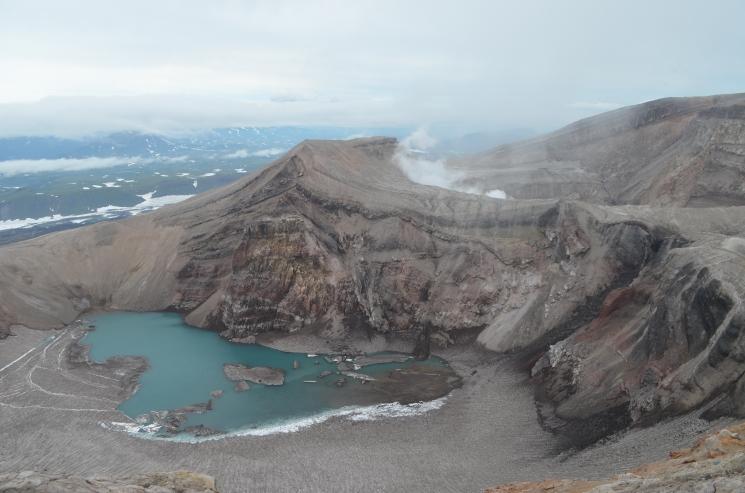 Озеро в жерле вулкана Горелый на Камчатке
