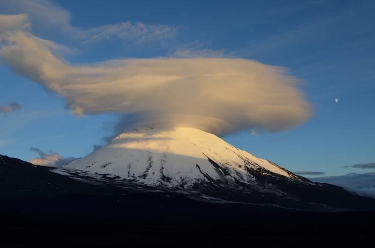 Облако над вулканом Камень на Камчатке