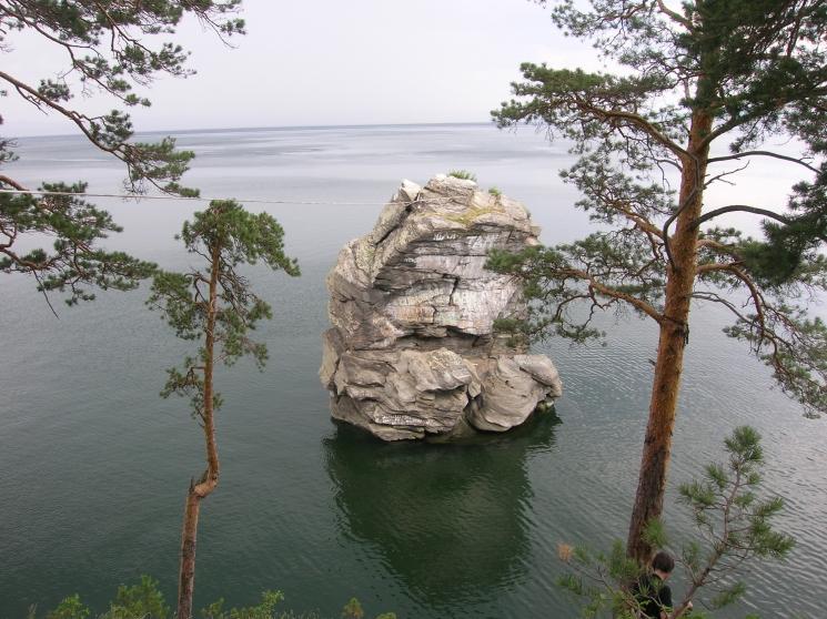 Скала Шайтан-Камень на озере Иткуль