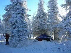 Зимняя палатка в лесу