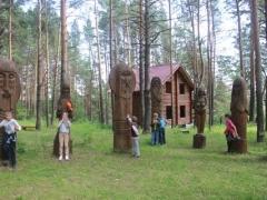 Дети у деревянных скульптур: