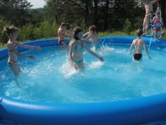 Дети купаются в бассейне