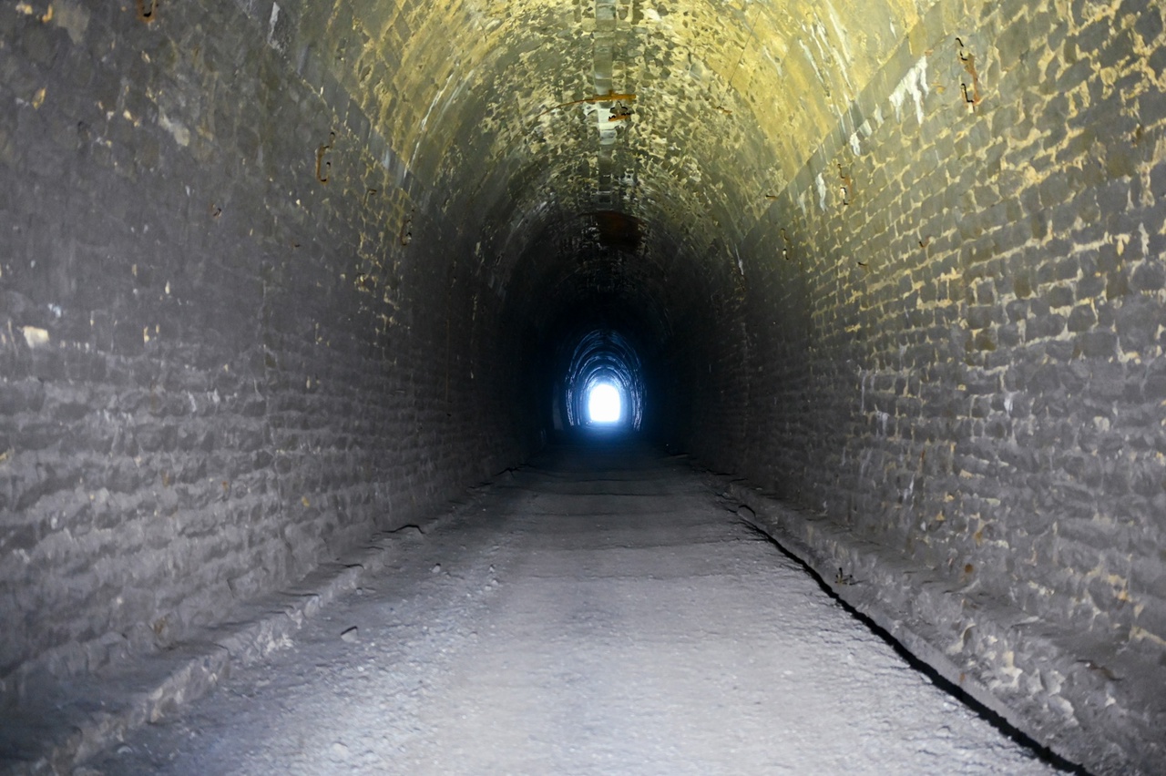 Прогулка в Дидинский туннель началась с яркого лучистого ...
